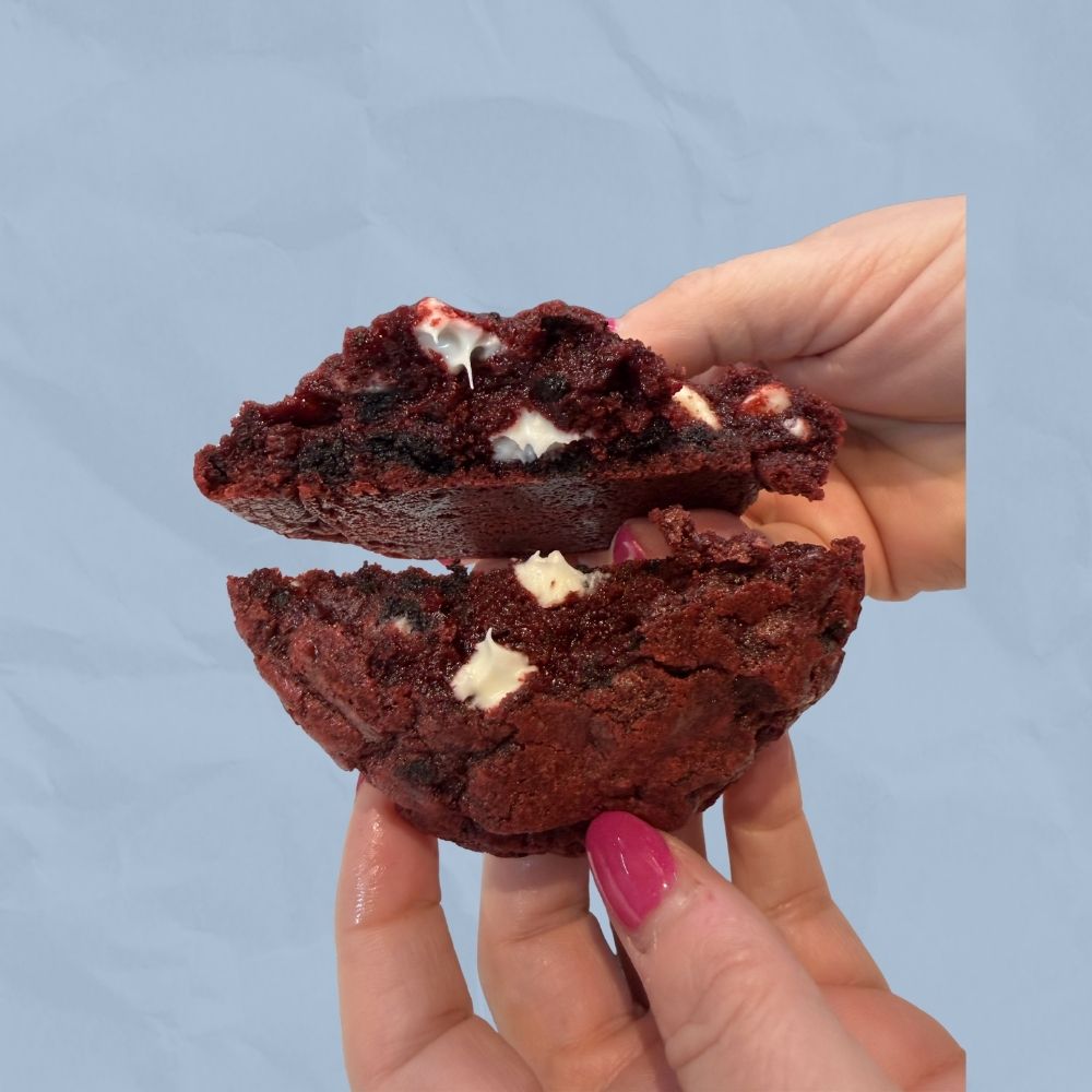 Red Velvet White Chocolate Chip Oreo